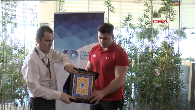 Rıza Kayaalp, Sabiha Gökçen’de Çiçekle Karşılandı