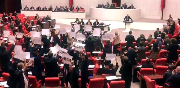 Bakan Turhan Kürsüye Çıktı, CHP’li Vekiller ‘İstifa’ Sloganı Attı
