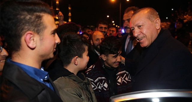 Cumhurbaşkanı Erdoğan, Makam Aracından İnerek Servise Binmeye Hazırlanan Öğrencilerle Sohbet Etti