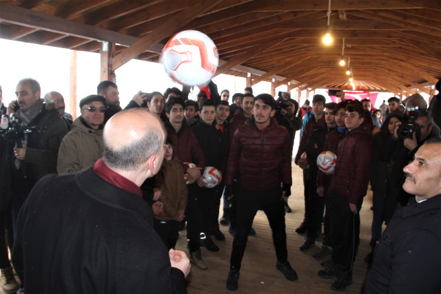 İçişleri Bakanı Süleyman Soylu, Öğrenciyle Kafa Topu Oynadı