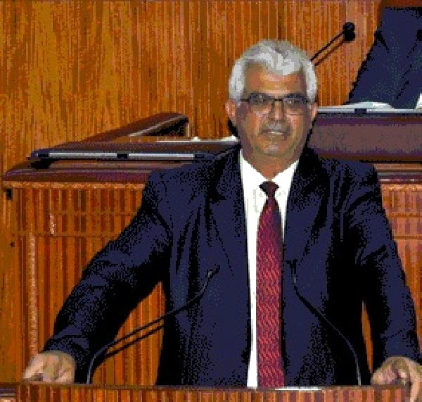 KKTC Meclisinde Kürsüye Çıkan Vekile, Diğer Vekil ‘Öpücük’ Gönderdi; Kürsüdeki Gülmekten Konuşamadı