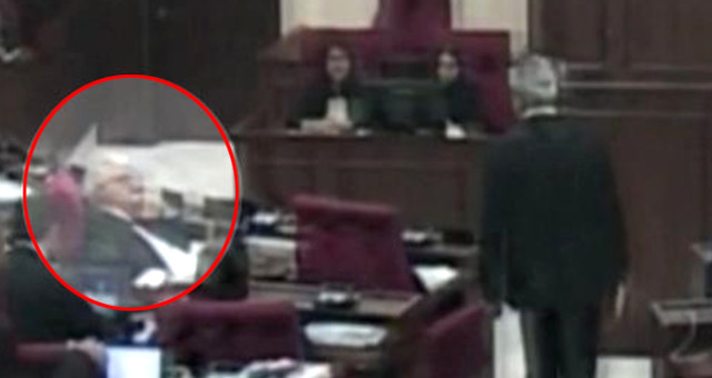 KKTC’deki Bütçe Görüşmelerine, Bir Vekilin Kürsüye Çıkan Vekile Öpücük Atması Damga Vurdu