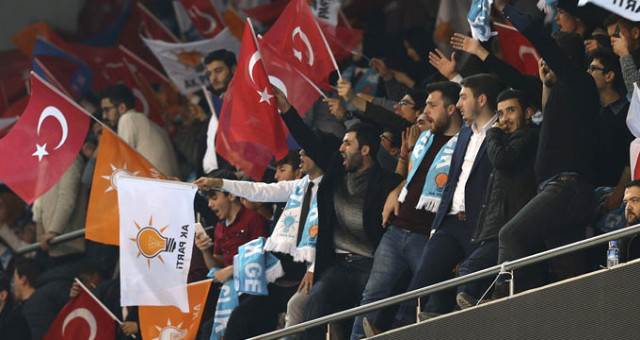 AK Parti’de Gözden Çıkarılan Mevcut Başkan Mustafa Tuna İçin Salonda Sloganlar Atıldı