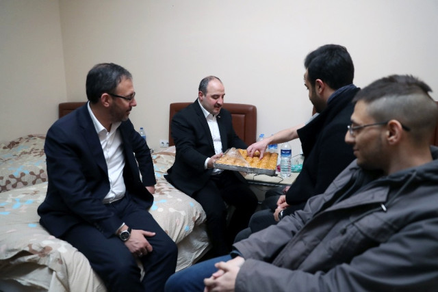 Bakan Kasapoğlu ve Bakan Varank, Ankara Gölbaşı’nda Bulunan Kyk Öğrenci Yurtlarına Sürpriz Ziyaret…