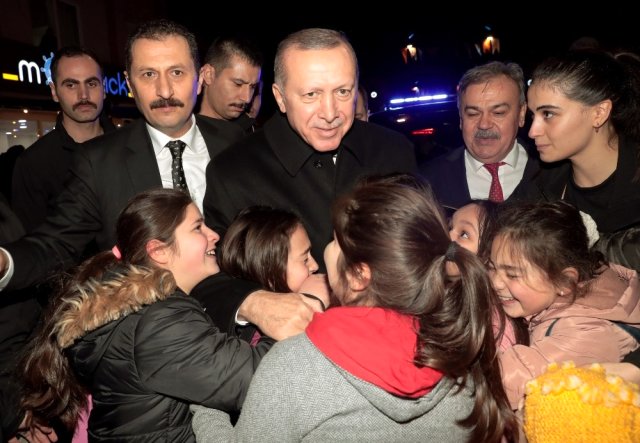 Cumhurbaşkanı Erdoğan, Vatandaşlarla Çay İçip Simit Yedi