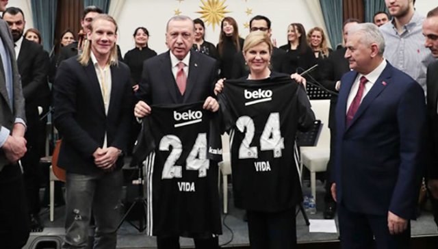 Domagoj Vida, Erdoğan ve Kitarovic’e Beşiktaş Forması Hediye Etti
