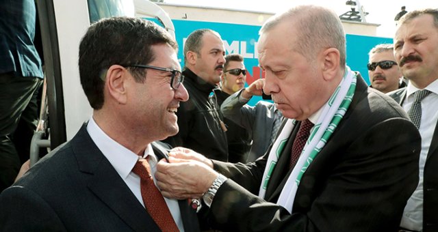CHP’den Ayrılarak AK Parti’ye Geçen Barış Saylak’ın Rozetini Cumhurbaşkanı Erdoğan Taktı