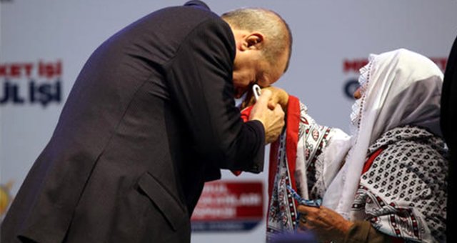Cumhurbaşkanı Erdoğan, 83 Yaşındaki Meliha Teyze İle Bir Araya Geldi