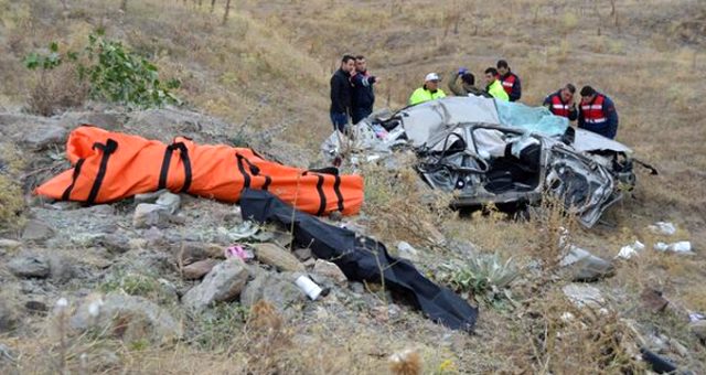 Takla atan otomobil bir aileye felaketi yaşattı: 2’si çocuk, 3 kişi hayatını kaybetti
