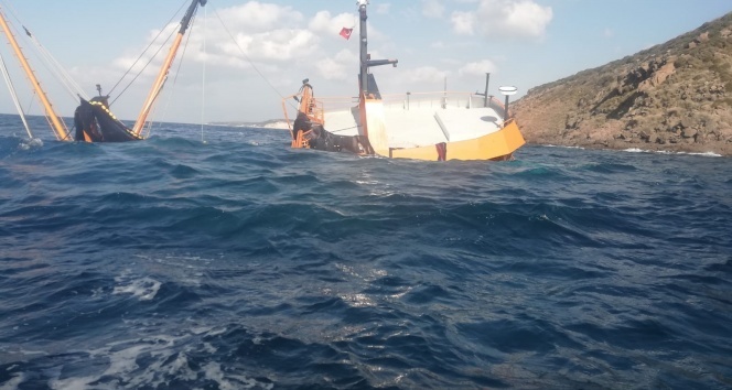 Çanakkale açıklarında karaya oturan gırgır teknesi battı