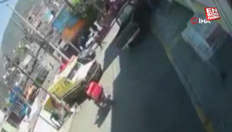 Meksika’da el freni çekilmeden unutulan minibüs sokak satıcısını ezdi