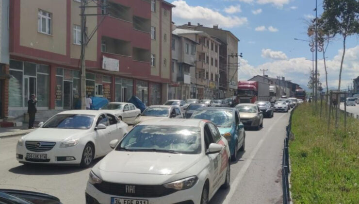 Erzincan karayolunda bayram trafiği yaşandı