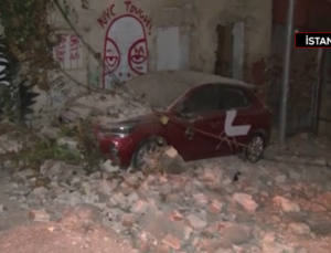 İstanbul’da metruk binadan dökülen taşlar 3 araca ziyan verdi
