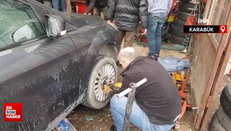Karabük’te kar yağışına hazırlıksız yakalanan şoförler oto lastikçilere akın etti