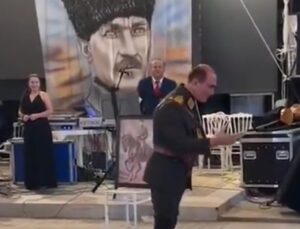 Muğla’da Atatürk’e benzeyen adam düğünde davetlileri selamladı