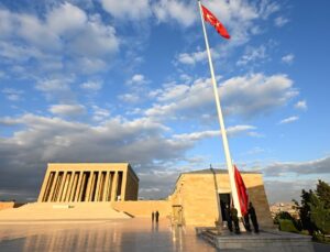 Mustafa Kemal Atatürk’ün mevt yıl dönümünde Türk bayrağı merasimle değiştirildi