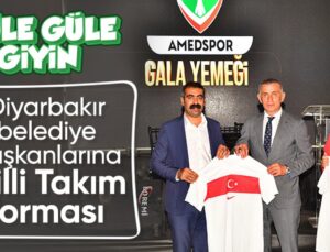İbrahim Hacıosmanoğlu, DEM’li liderlere Ulusal Grup forması armağan etti