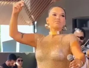 Meslektaşlarının sahne kıyafetlerini eleştirmişti! Demet Akalın transparan giydi