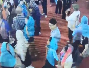 Sultanahmet Camii’nde Romanyalı hırsızlar turistlerin cüzdanını çaldı