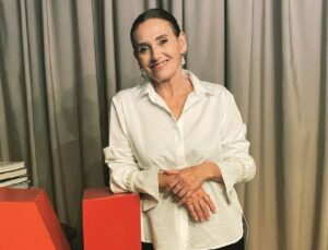 Meriç Aral ve Serkan Keskin’in düğününe katılan ünlü oyuncu Parıltı Sürer otobüsle konutuna döndü