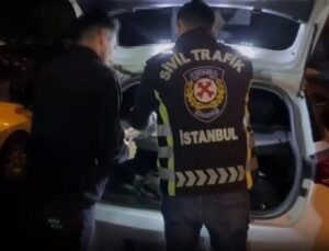 İstanbul’da yüksek sesle müzik açıp yolu kapattı! 6 bin TL ceza kesildi