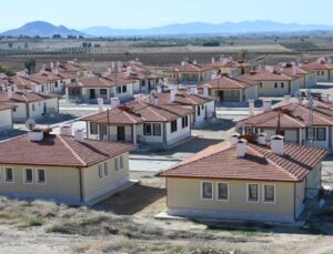 Osmaniye’de zelzelenin akabinde inşa edilen köy meskenlerinde ömür