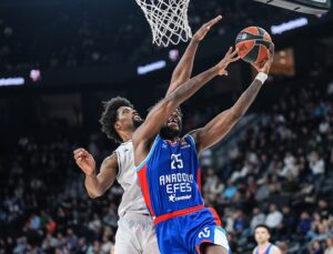 Anadolu Efes, alanında Paris Basketbol’a yenildi