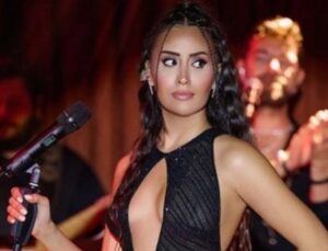 Müzikçi Hande Ünsal transparan tulumunun kurbanı oldu! Biçimine yorum yağdı