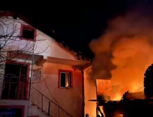 Kastamonu’nda iki katlı ahşap mesken kullanılamaz hale geldi