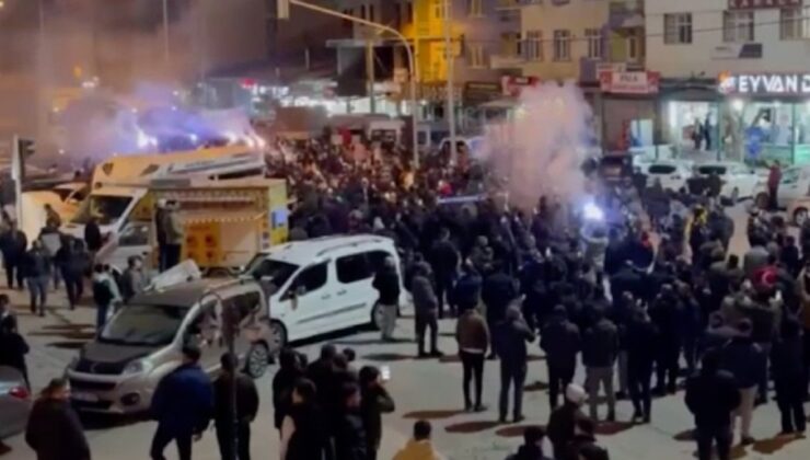 Deplasmandan galibiyetle dönen başkan Erzurumspor FK, kentte coşkuyla karşılandı