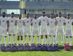 İran Ulusal Futbol Grubu’ndan, ölen çocuklar için ‘çocuk sırt çantalı’ ileti