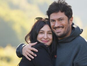 Oyuncu Yasemin Sakallıoğlu’nun evlilik yıl dönümü paylaşımı! Statta kutladılar