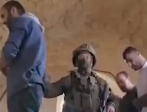 İsrail askerleri namaz kılan Filistinlileri engellemeye çalıştı