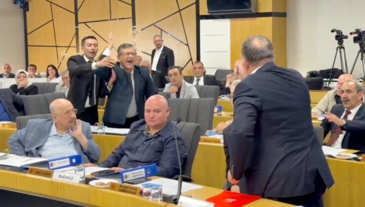 Burcu Köksal’ın AK Parti’ye geçişi sonrası Afyonkarahisar Belediye Meclisi’nde birinci toplantı olaylı geçti