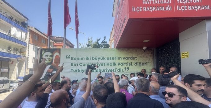 CHP Malatya İl Başkanlığı binasında ‘Kılıçdaroğlu hain’ afişi
