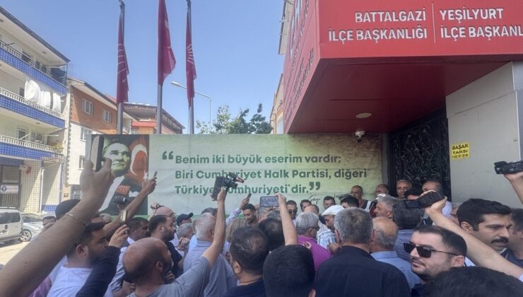 CHP Malatya İl Başkanlığı binasında ‘Kılıçdaroğlu hain’ afişi