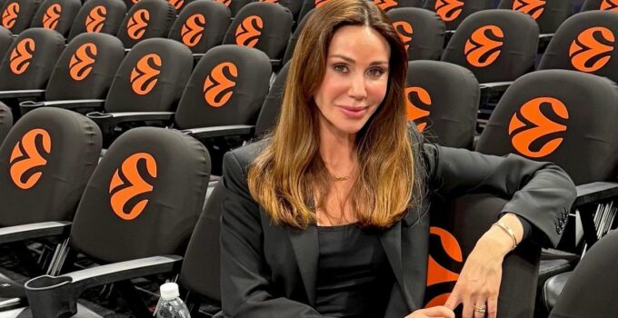 Demet Şener podyumda: Kıyafet bana güç hissettiriyor