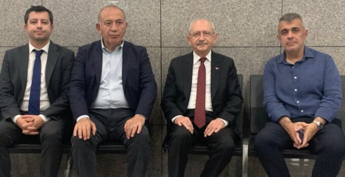 Kemal Kılıçdaroğlu, Deniz Göktaş’a takviye için geldiği Çağlayan Adliyesi’nde yuhalandı